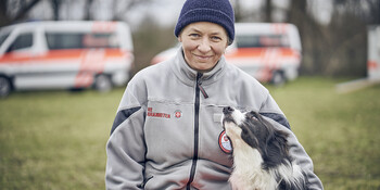 Eine ehrenamtliche Helferin und ein Hund