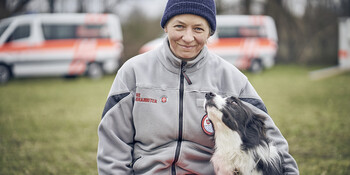 Eine ehrenamtliche Helferin und ein Hund