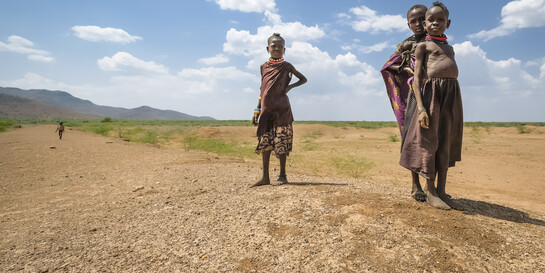 Kinder in Kenia, wo auf lange Dürre heftige Überschwemmungen folgten