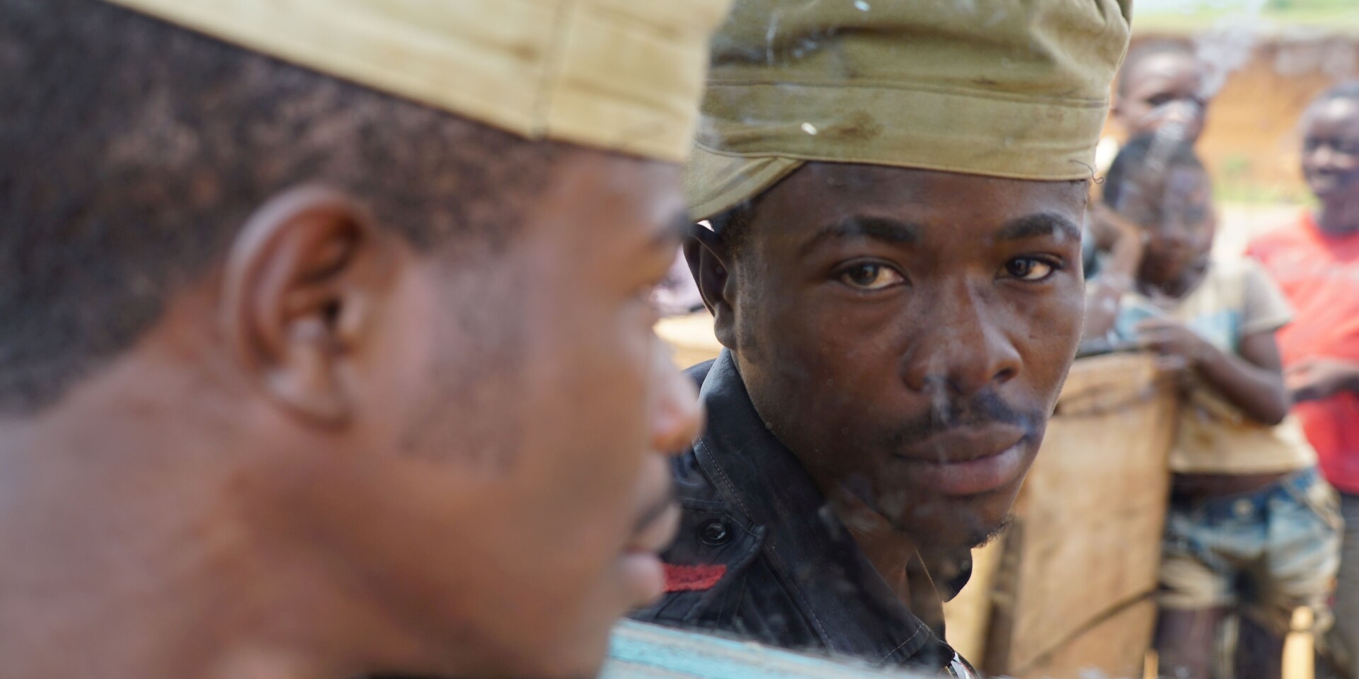 Jugendliche, die ehemals Kindersoldaten in der DR Kongo waren Jugendliche, die ehemals Kindersoldaten in der DR Kongo waren
