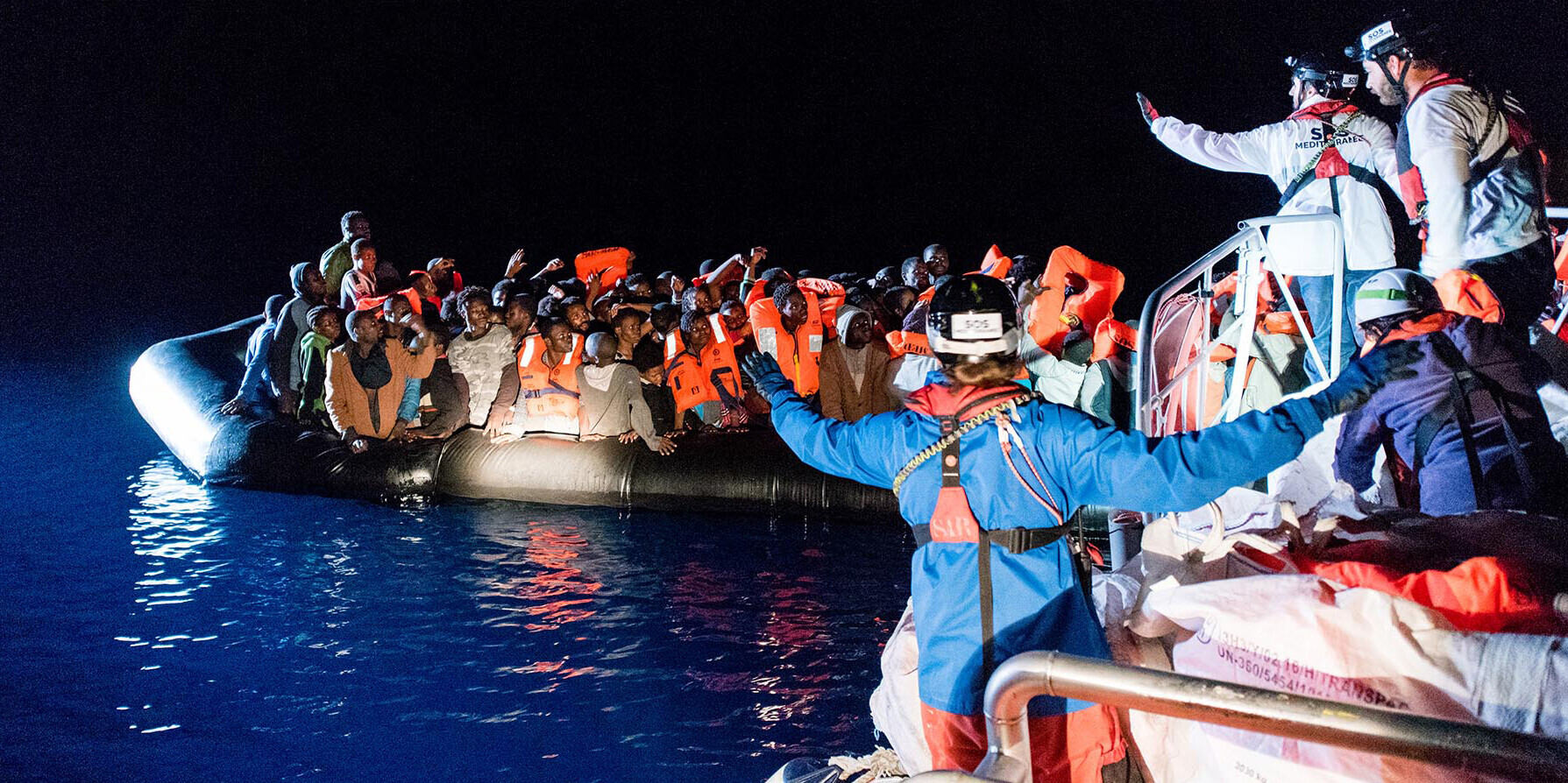 Auch bei Nacht geht die Seenotrettung weiter: Helfer von SOS MEDITERRANEE helfen Flüchtlingen auf einem überfüllten Schlauchboot Auch bei Nacht geht die Seenotrettung weiter: Helfer von SOS MEDITERRANEE helfen Flüchtlingen auf einem überfüllten Schlauchboot