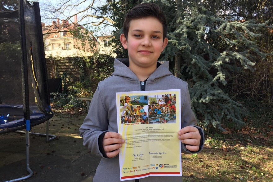 Jakob verkaufte sein Spielzeug und spJakob verkaufte sein Spielzeug auf einem Berliner Flohmarkt und spendete das Geld an Aktion Deutschland Hilftendete das Geld an Aktion Deutschland Hilft
