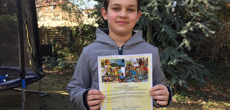 Jakob verkaufte sein Spielzeug auf einem Berliner Flohmarkt und spendete das Geld an Aktion Deutschland Hilft Jakob verkaufte sein Spielzeug und spJakob verkaufte sein Spielzeug auf einem Berliner Flohmarkt und spendete das Geld an Aktion Deutschland Hilftendete das Geld an Aktion Deutschland Hilft