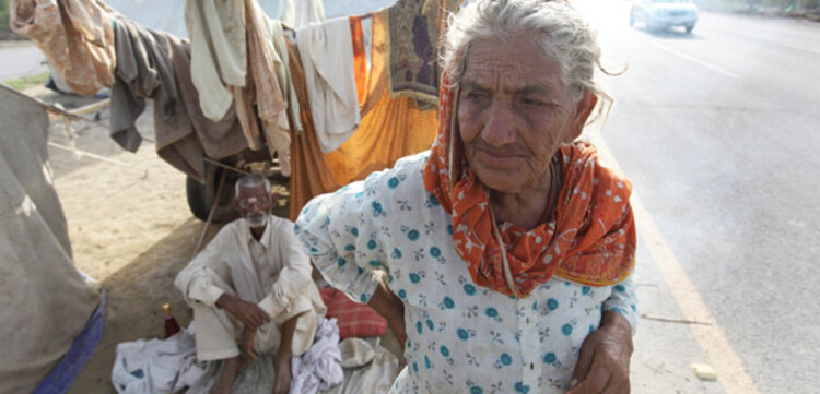 Flut Pakistan: Alte Frau