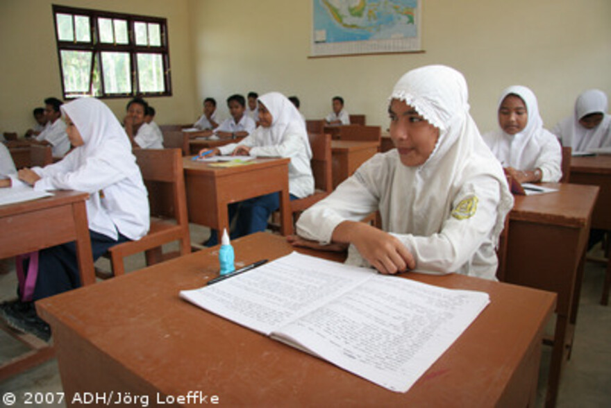 Tsunami-Hilfe Indonesien: lächelndes Mädchen