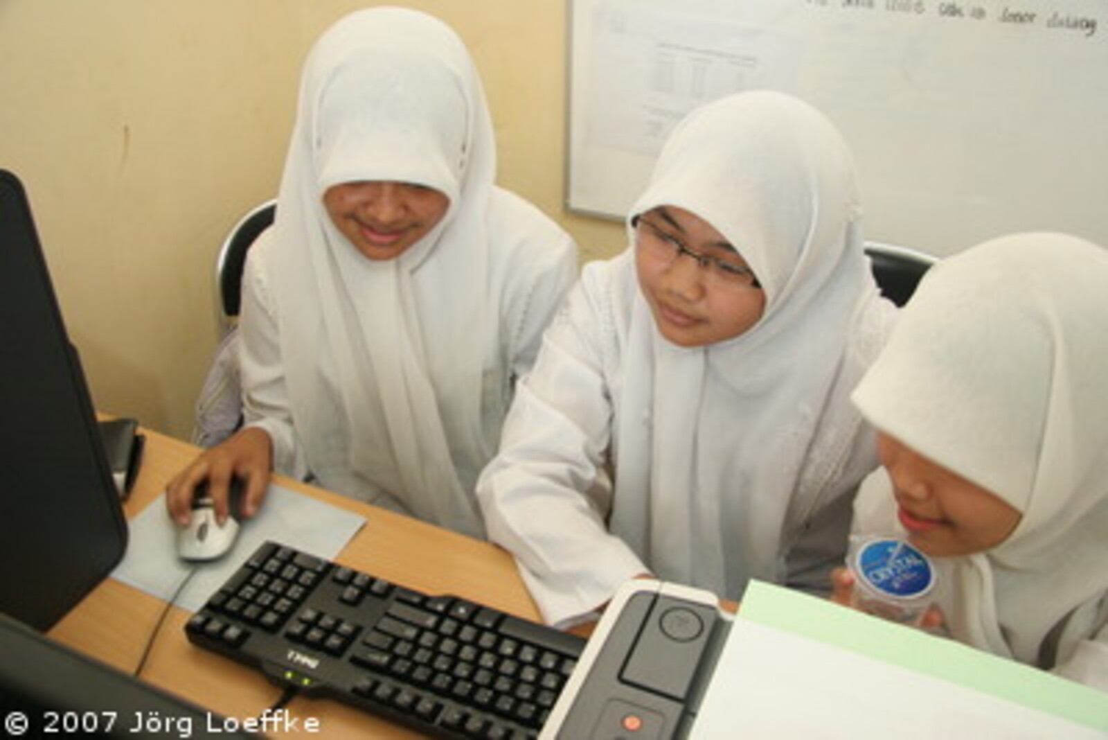 Tsunami-Hilfe Indonesien: Mädchen beim Computerkurs