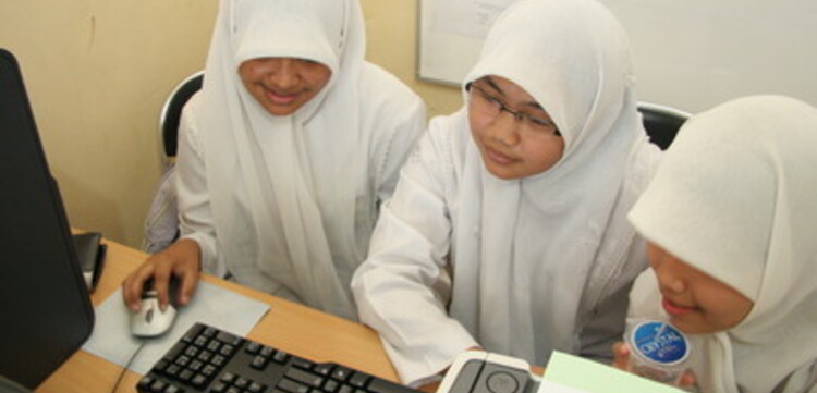 Tsunami-Hilfe Indonesien: Mädchen beim Computerkurs