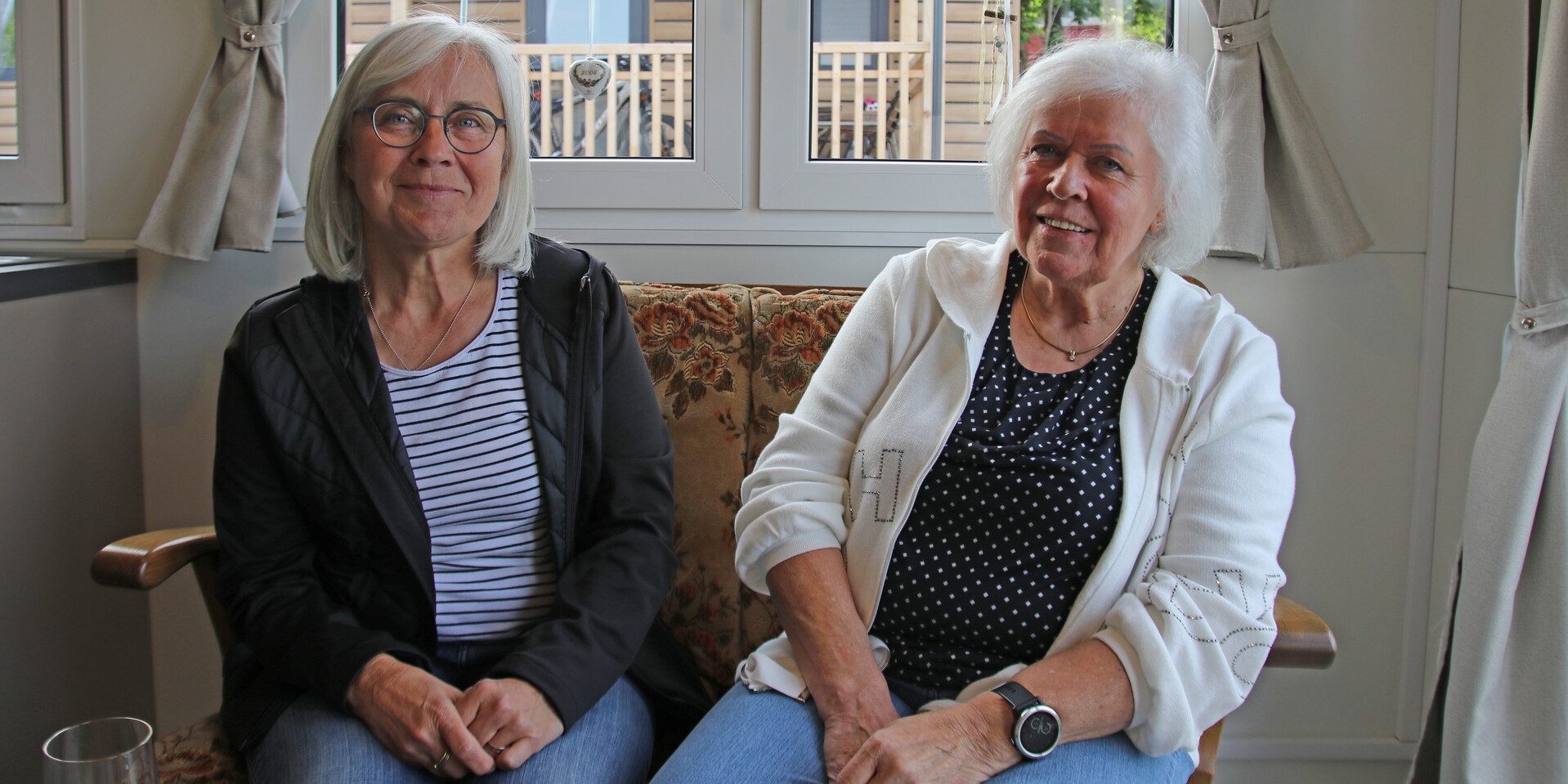 Elfie und Mathilde in ihrem neuen Tiny House