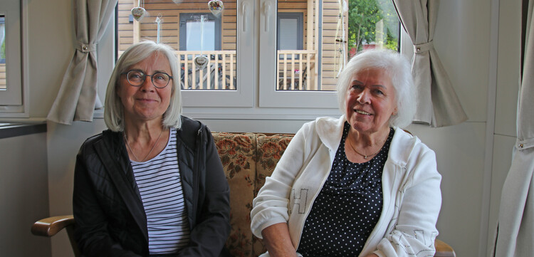 Elfie und Mathilde in ihrem neuen Tiny House