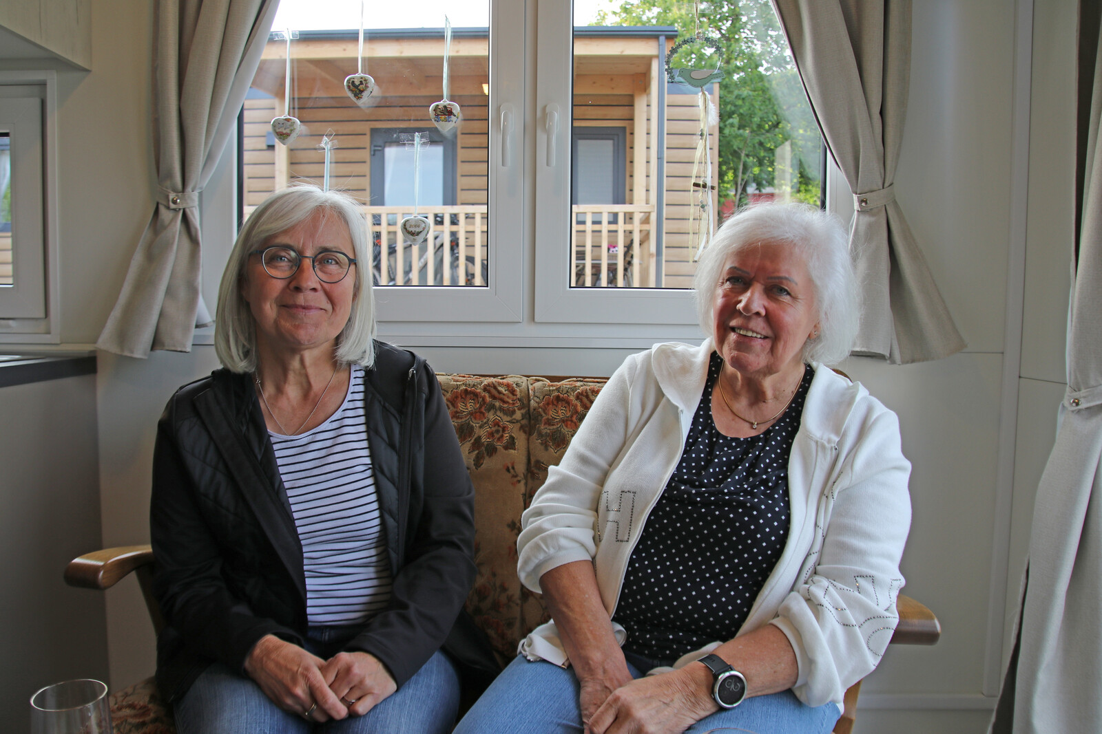 Elfie und Mathilde in ihrem neuen Tiny House