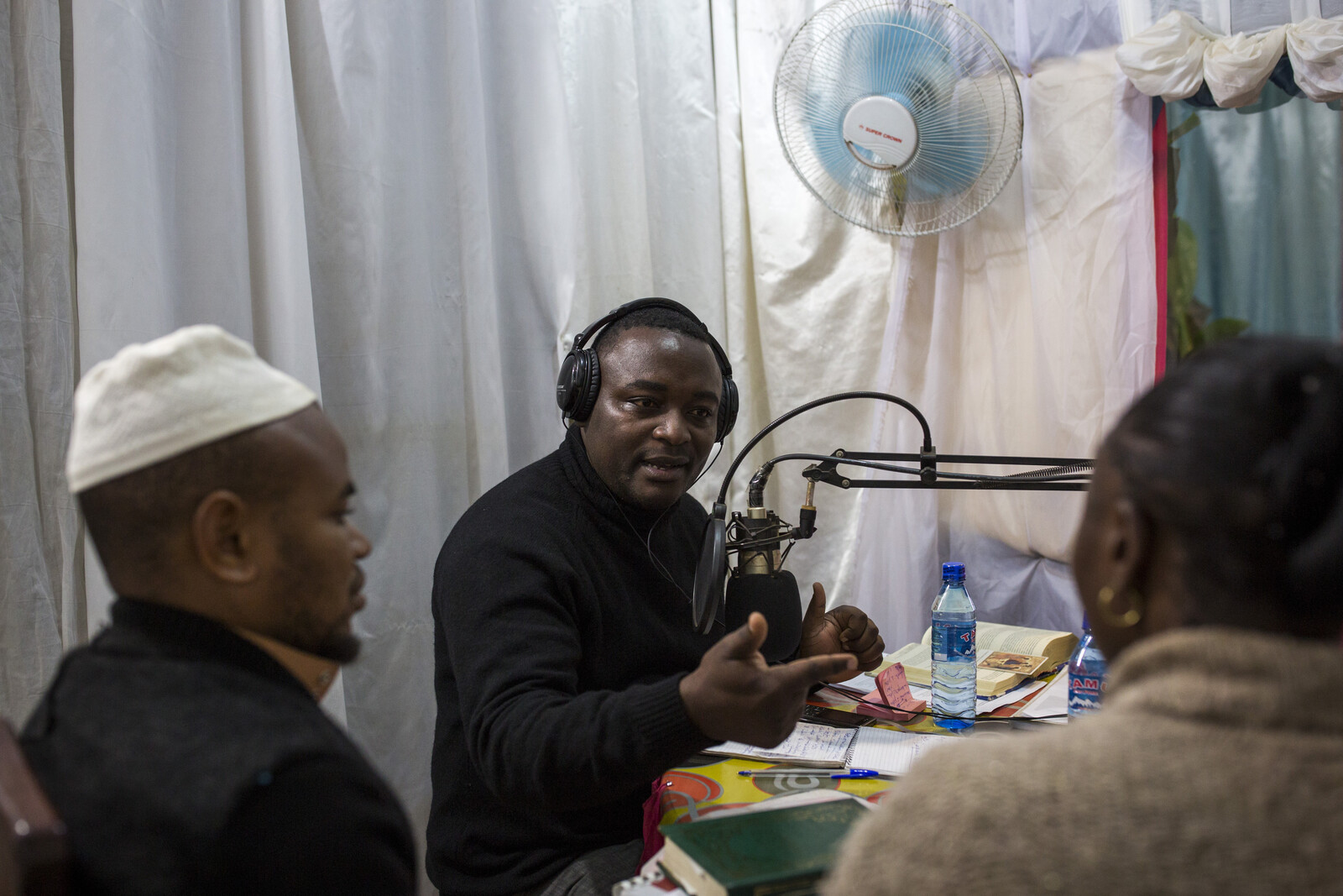 Priester klären in einer Radioshow über Ebola auf