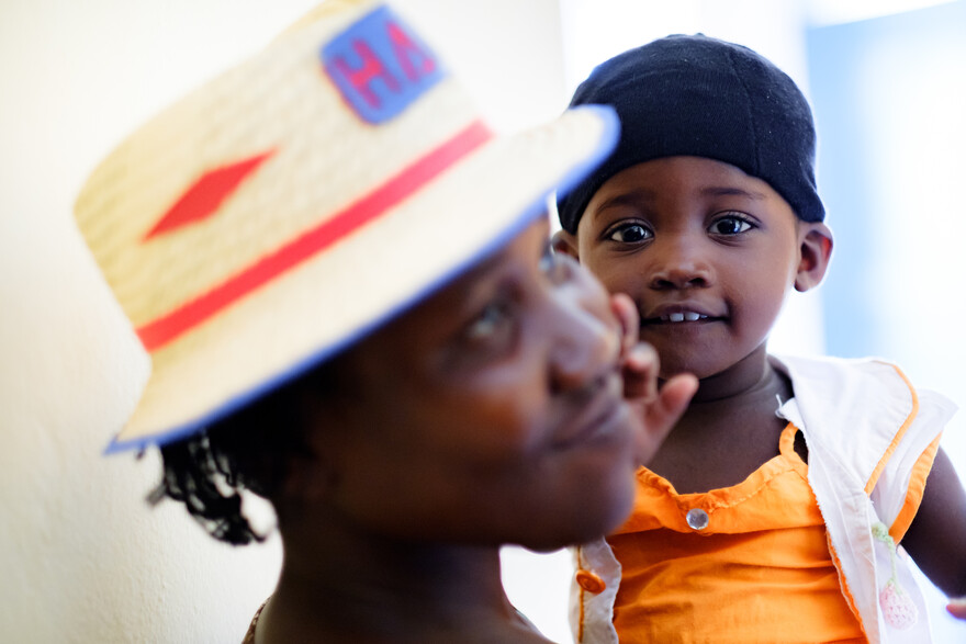 Myrlande aus Haiti und ihre Tochter sind froh, dass sie in der Klinik von action medeor gut versorgt werden Myrlande aus Haiti und ihre Tochter sind froh, dass sie in der Klinik von action medeor gut versorgt werden