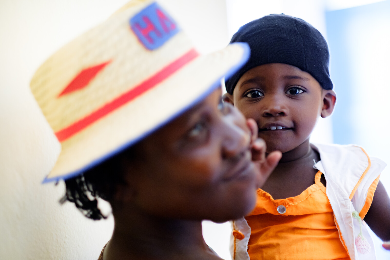 Myrlande aus Haiti und ihre Tochter sind froh, dass sie in der Klinik von action medeor gut versorgt werden