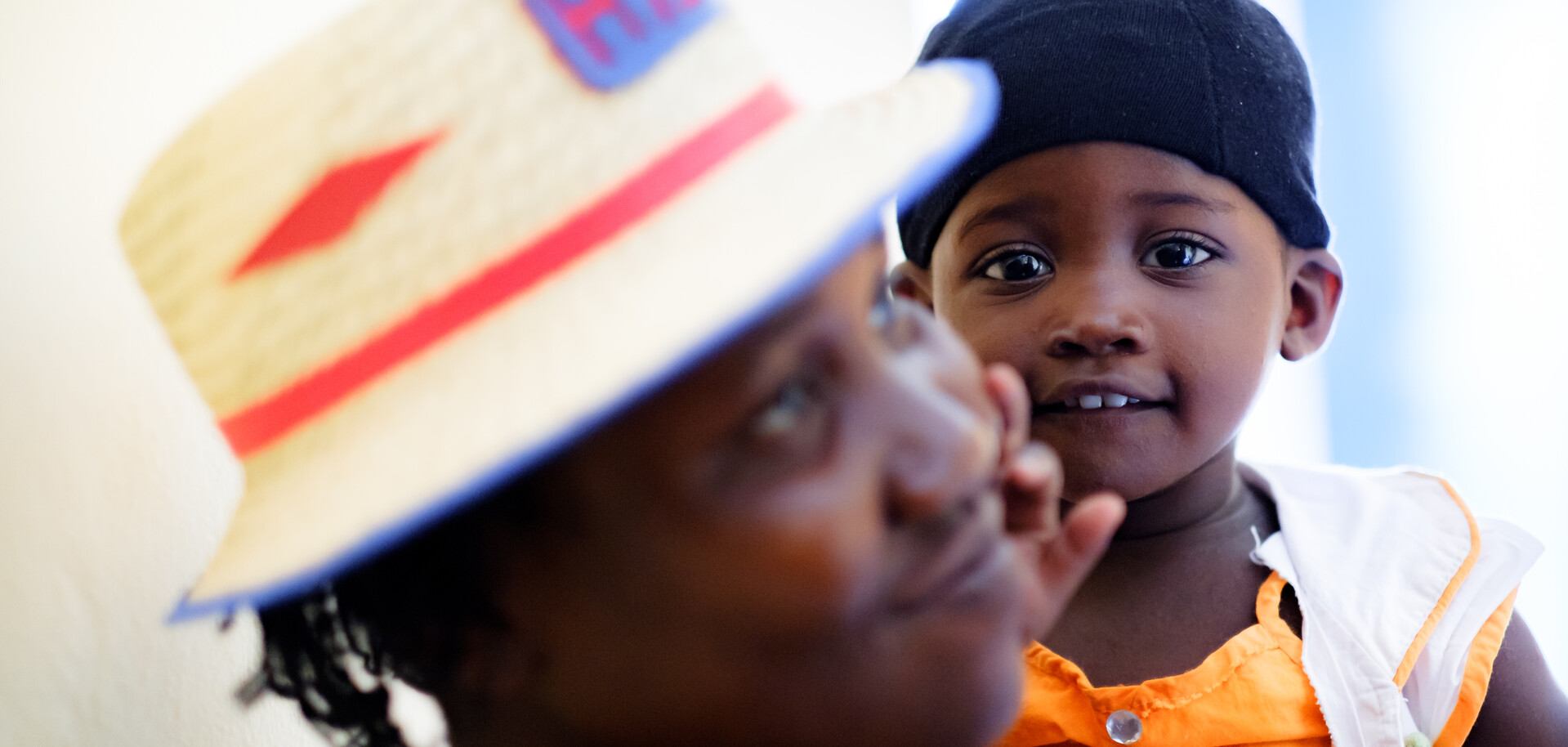 Myrlande aus Haiti und ihre Tochter sind froh, dass sie in der Klinik von action medeor gut versorgt werden