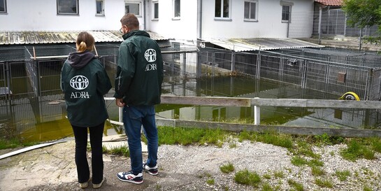Ein Team von ADRA verschafft sich einen Überblick über die Zerstörungen im Hochwassergebiet in Süddeutschland