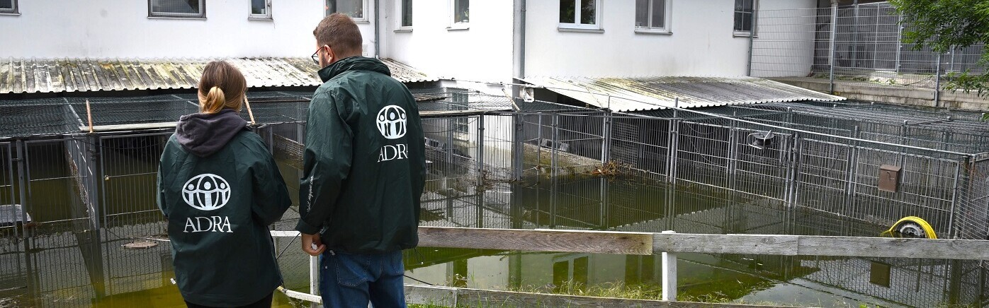Ein Team von ADRA verschafft sich einen Überblick über die Zerstörungen im Hochwassergebiet in Süddeutschland