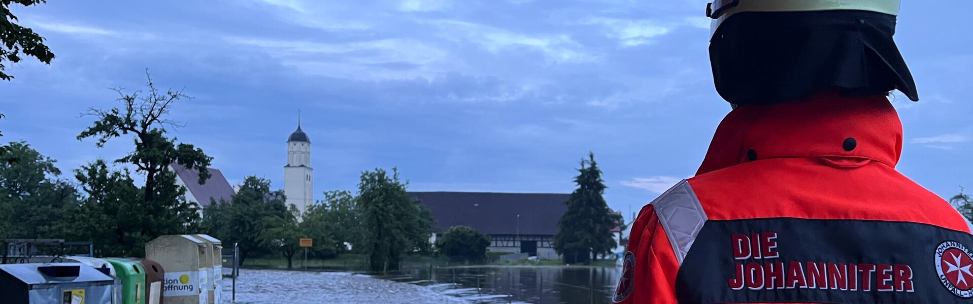 Ein Helfer der Johanniter steht im Juni 2024 im Flutgebiet in Bayern – dort hatte es Mitte des Jahres vielerorts schon starke Überschwemmungen gegeben, Symbolbild