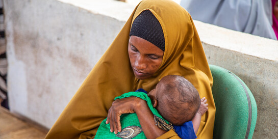 Eine Frau in Somalia hält ihr Neugeborenes auf dem Arm