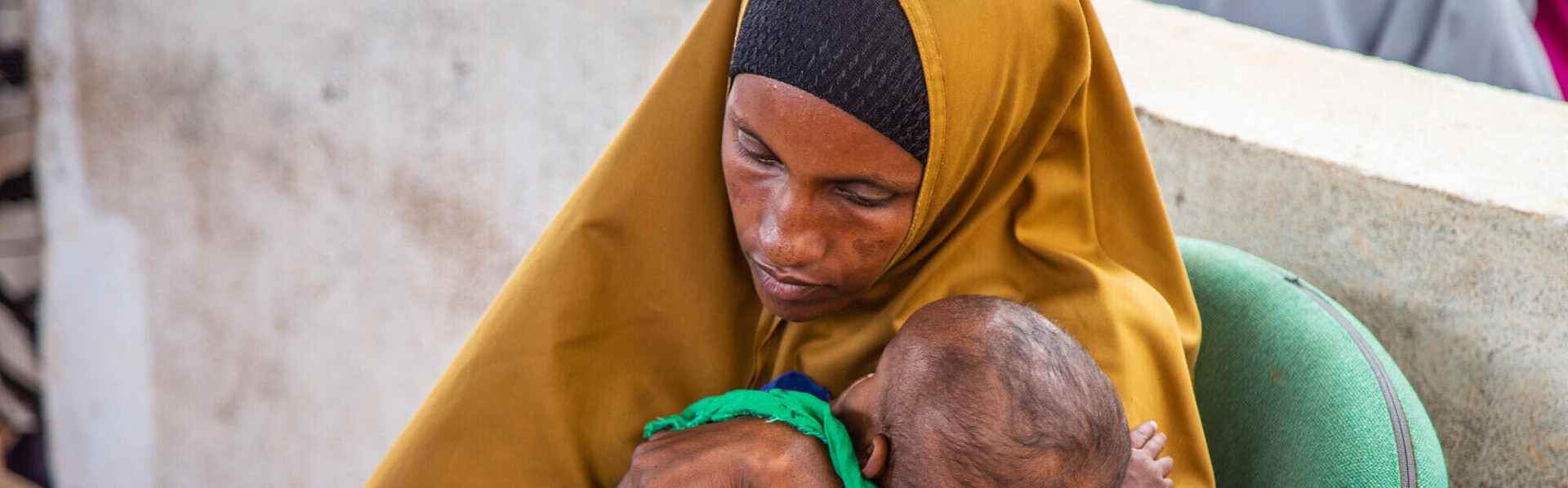 Eine Frau in Somalia hält ihr Neugeborenes auf dem Arm