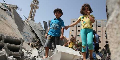 Kinder laufen durch Tümmerfeld