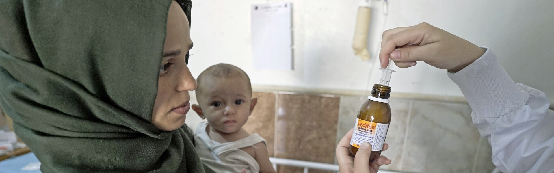 Eine Frau und ihr kleines Kind in einem syrischen Krankenhaus
