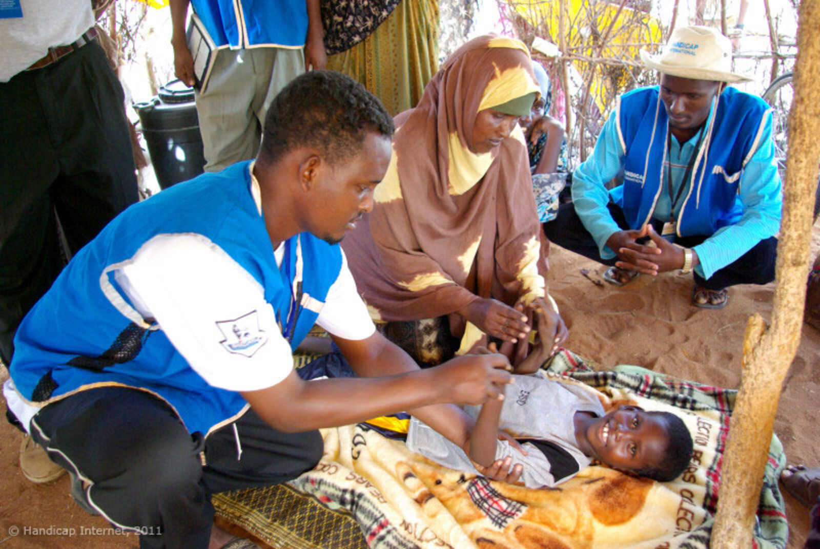 Handicap International ist seit 2008 im Flüchtlingscamp Dadaab tätig. Hauptaufgabe ist die Verbesserung der Barrierefreiheit und die Unterstützung von Menschen mit Behinderungen. Mit sechs mobilen Teams versorgt Handicap International Menschen mit Behinde