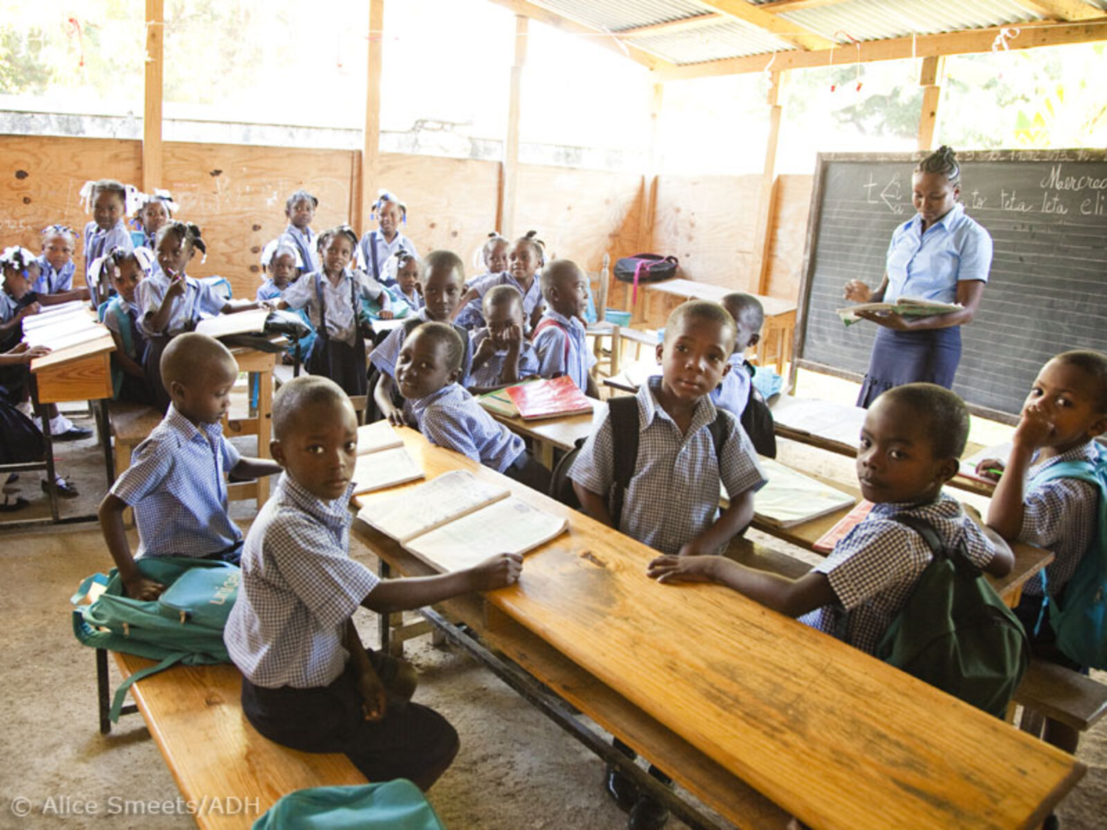 Nach dem Erdbeben in Haiti: Kinder im Klassenraum