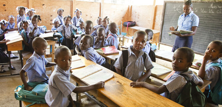 Nach dem Erdbeben in Haiti: Kinder im Klassenraum