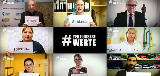 Menschen halten Schilder mit dem Wert "Solidarität" hoch.