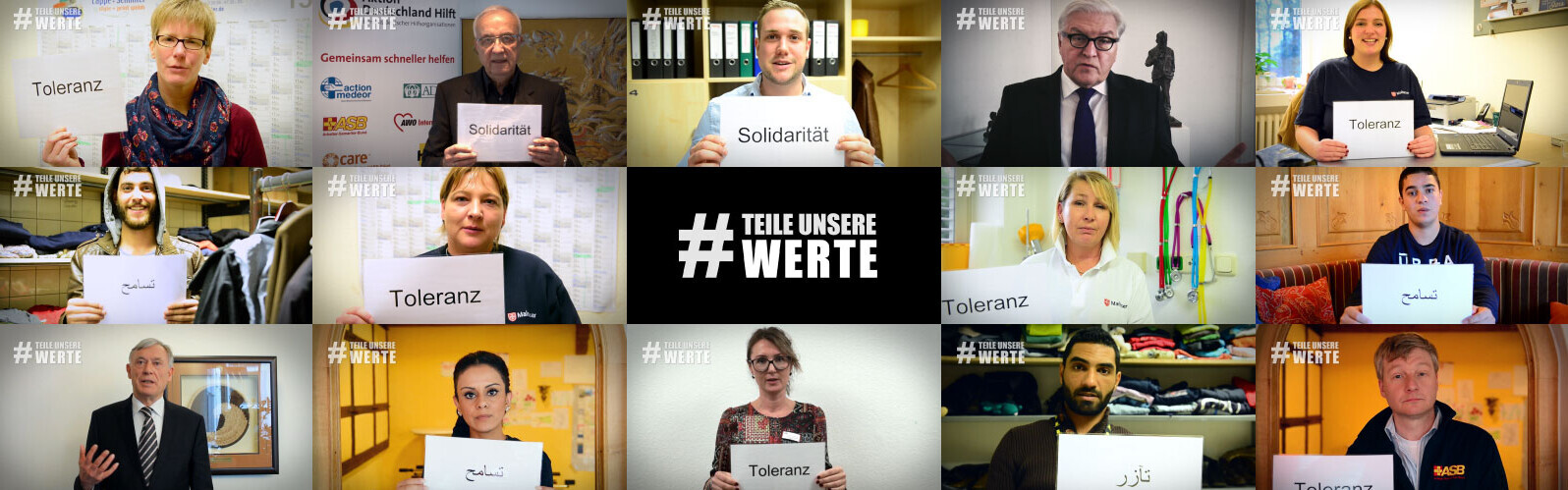 Menschen halten Schilder mit dem Wert "Solidarität" hoch.