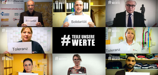 Menschen halten Schilder mit dem Wert "Solidarität" hoch.
