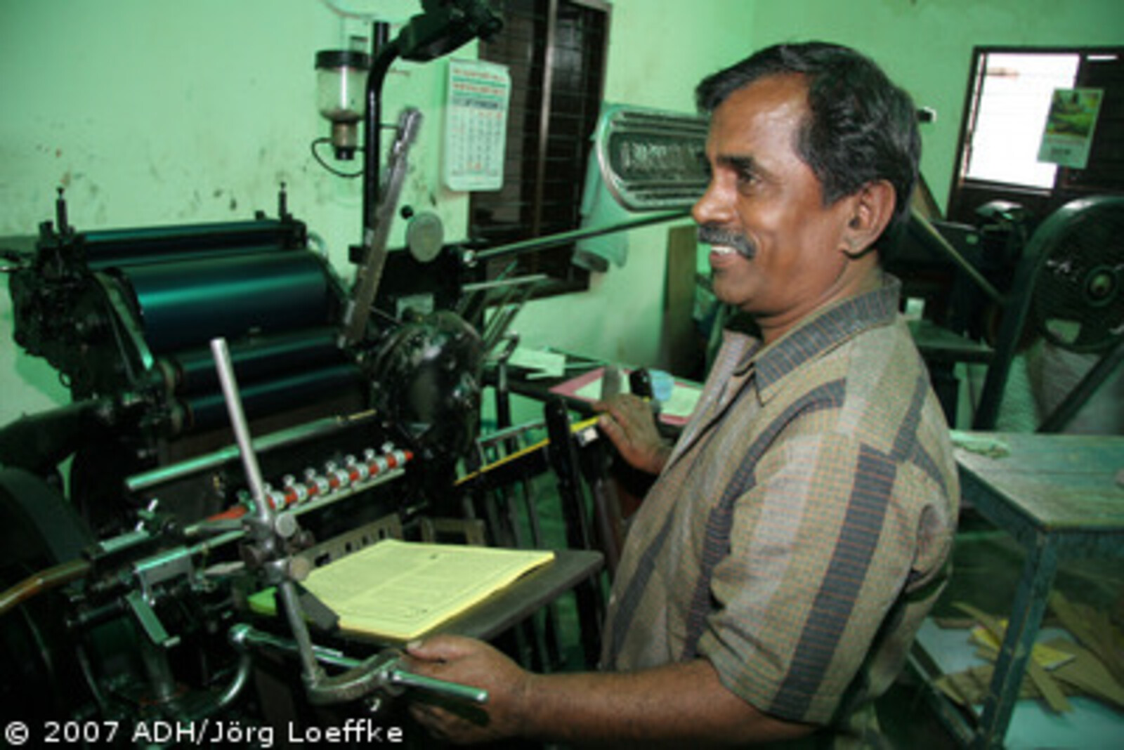 Tsunami-Hilfe Indien: Drucker mit Druckmaschine