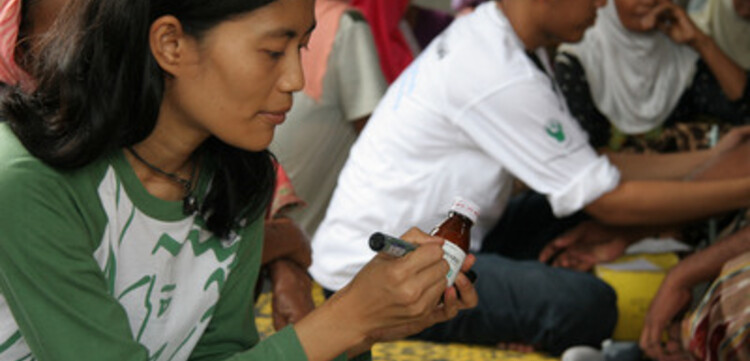 Tsunami-Hilfe Indonesien: IBU 4 Aceh Krankenschwester beschriftet eine Medikamentenflasche