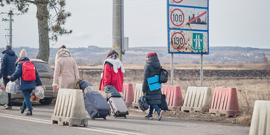 Menschen aus der Ukraine fliehenn nach Rumänien