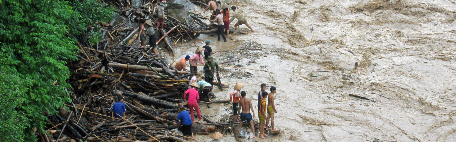 Menschen in Vietnam stehen in einem Flutgebiet (Archivbild)