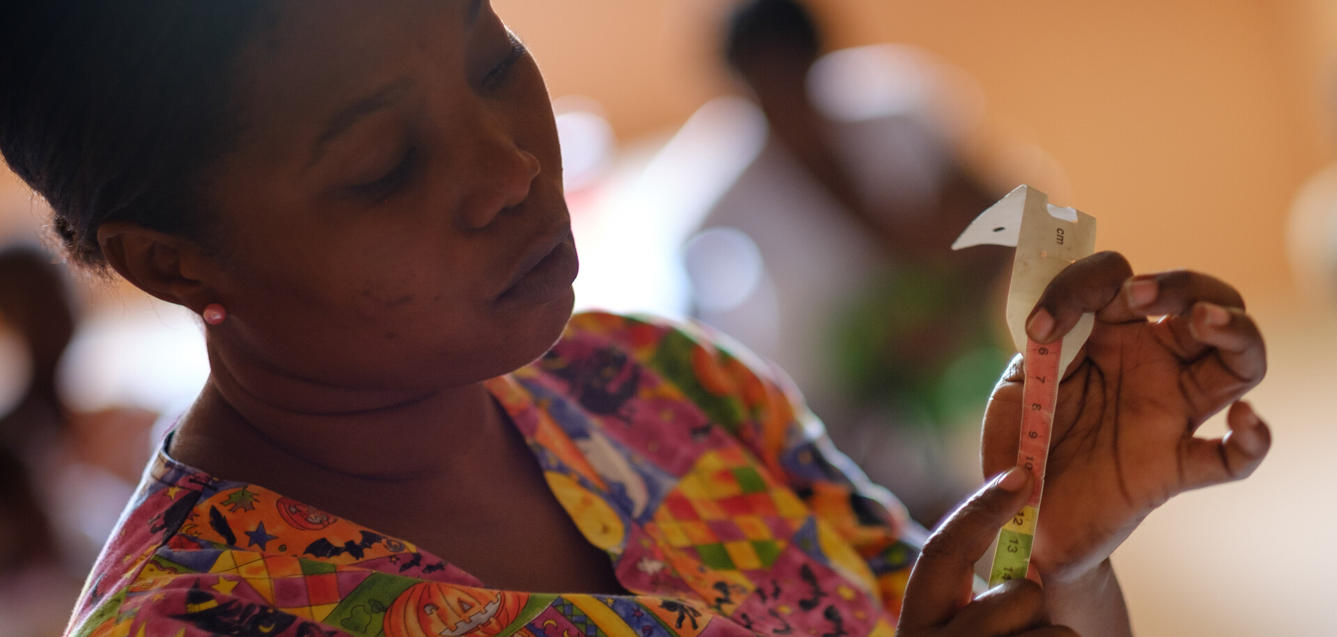 Eine Helferin in Haiti mit einem Hungermaßband