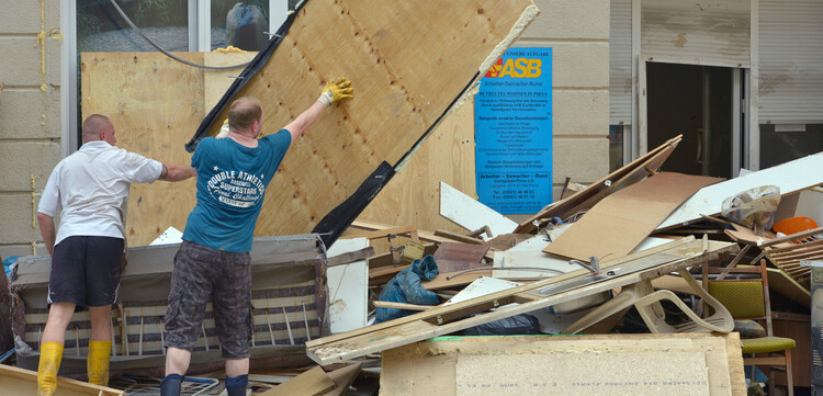 Aufräumarbeiten nach dem Hochwasser in Deutschland 2013