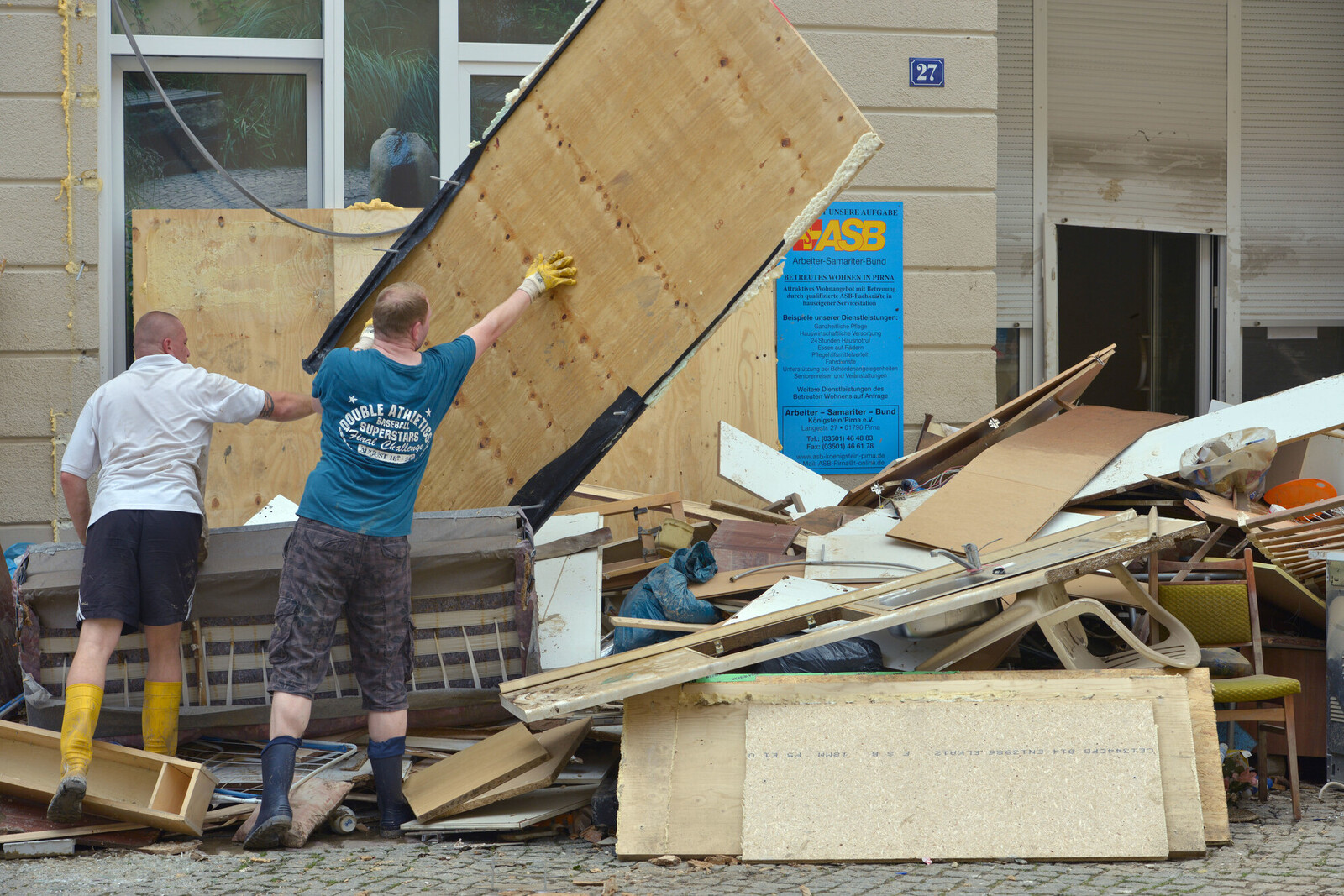 Aufräumarbeiten nach dem Hochwasser in Deutschland 2013