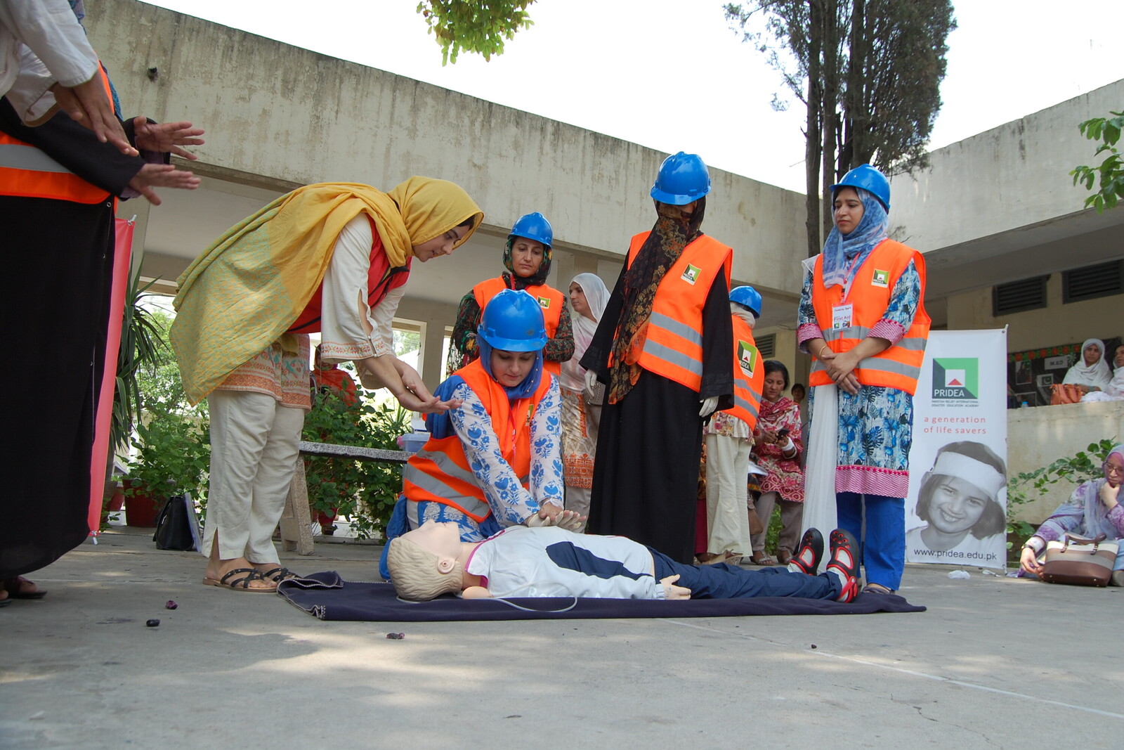 Frauen in Pakistan über an einer Puppe die Herzmassage