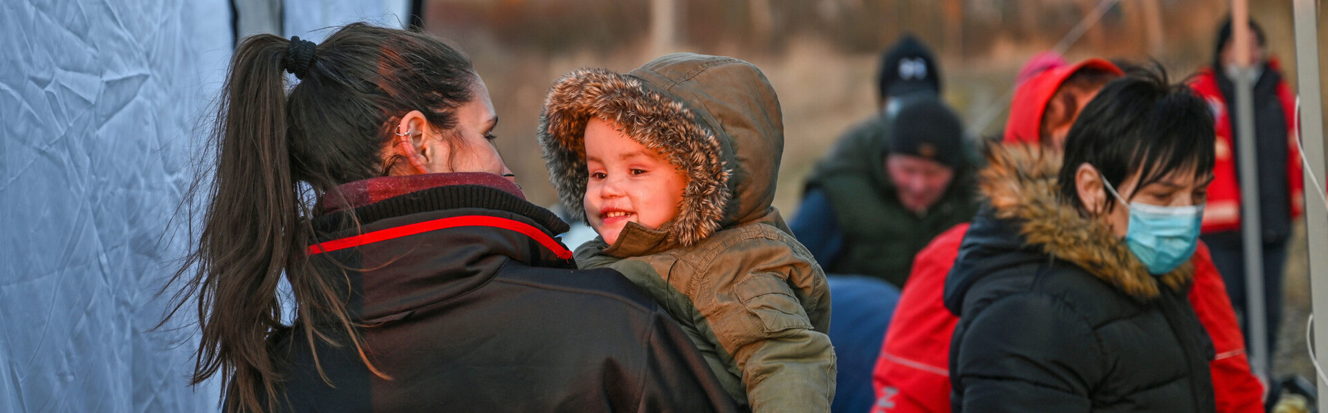 Eine Helferin der Malteser International versorgt geflüchtete Frauen und Kinder aus der Ukraine
