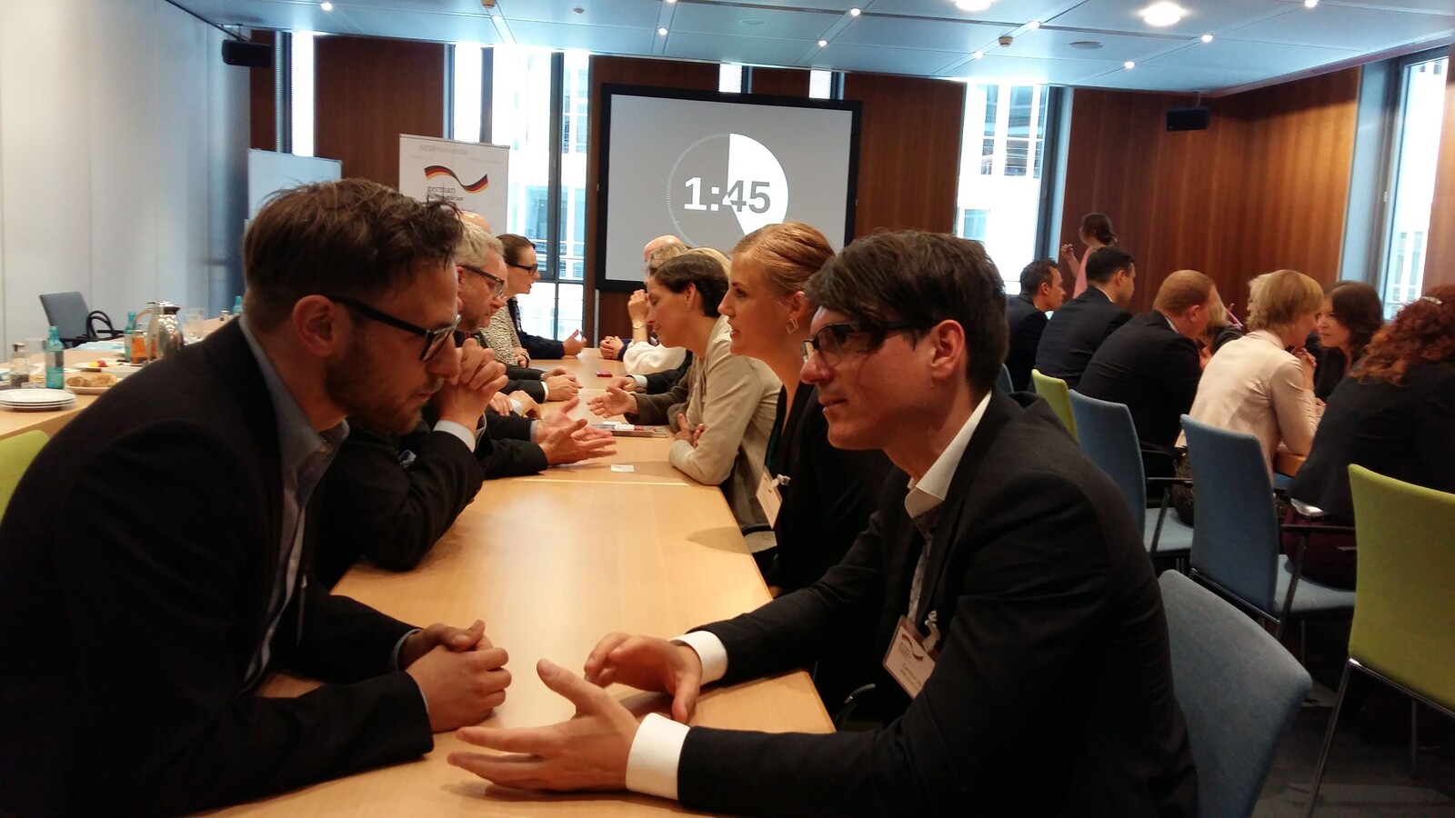 Das Speed-Networking bringt Hilfsorganisationen und Vertreter der Gesundheitswirtschaft ins Gespräch.