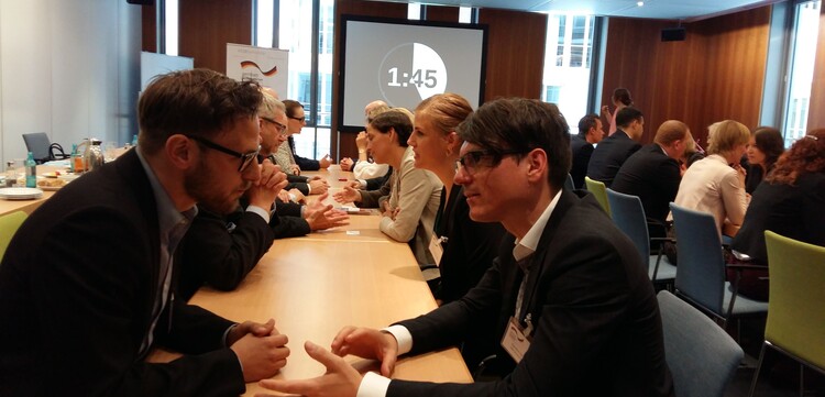 Das Speed-Networking bringt Hilfsorganisationen und Vertreter der Gesundheitswirtschaft ins Gespräch.