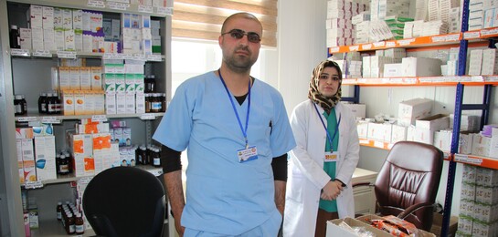 In Flüchtlingslagern im Nordirak ist die medizinische Versorgung von Flüchtlingen oft schwierig. Der ASB hat eine Gesundheitsstation aufgebaut, um den Menschen zu helfen.