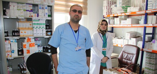 In Flüchtlingslagern im Nordirak ist die medizinische Versorgung von Flüchtlingen oft schwierig. Der ASB hat eine Gesundheitsstation aufgebaut, um den Menschen zu helfen.
