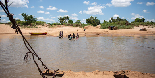 Menschen sind in Mosambik im Wasser (Symbolbild)