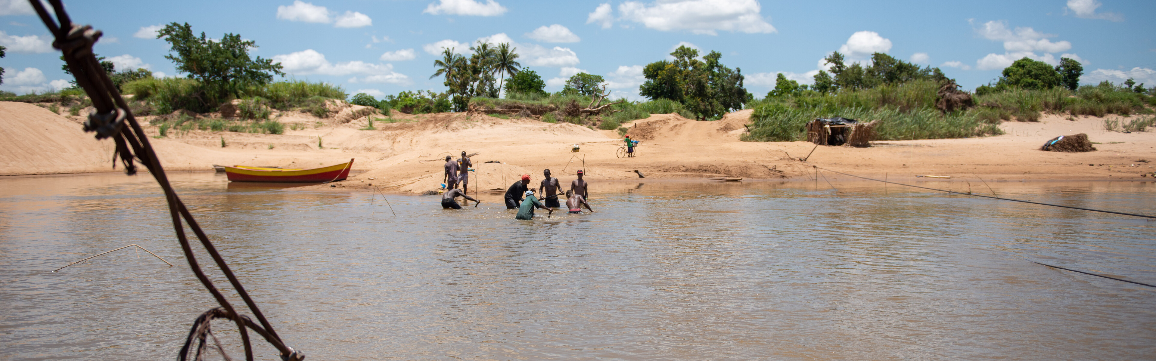 Menschen sind in Mosambik im Wasser (Symbolbild)