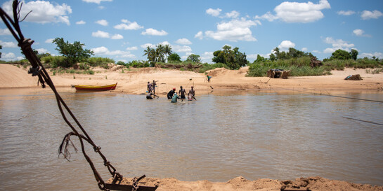 Menschen sind in Mosambik im Wasser (Symbolbild)