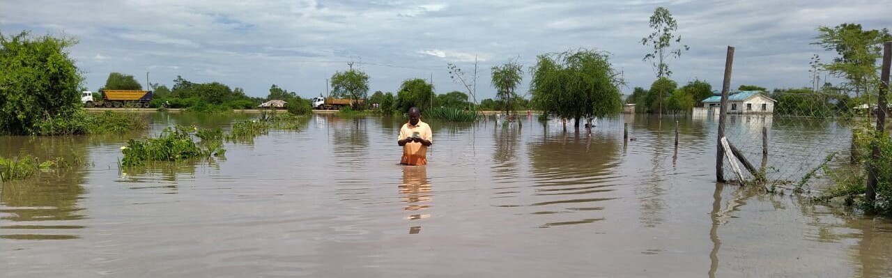 Ein Mann in Kenia steht im Wasser
