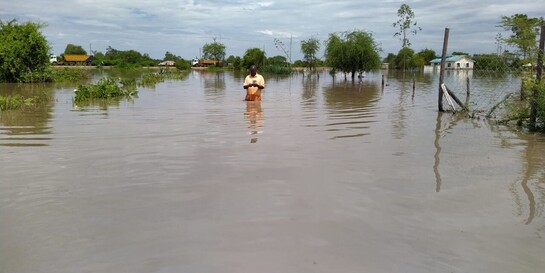Ein Mann in Kenia steht im Wasser