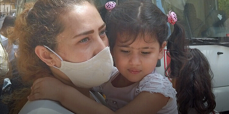 Eine Frau mit ihrer Tochter nach der Explosionskatastrophe in Beirut Eine Frau mit ihrer Tochter nach der Explosionskatastrophe in Beirut
